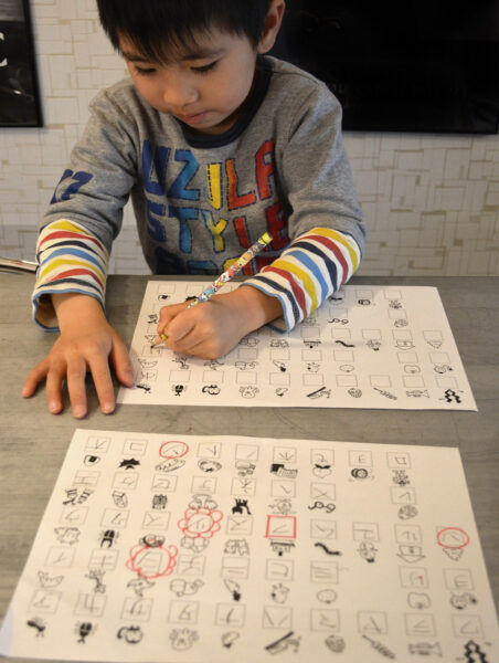 カタカナ46音おぼえるプリント やってるとこ